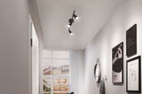 Schwarze LED-Deckenleuchte mit drei verstellbaren Spots in modernem Flur mit Wanddeko und Fenster.