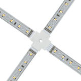 Vierarmiger LED-Streifenverbinder in Weiß für flexible Lichtbandinstallation mit 24V Anschluss.