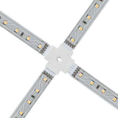 Witte LED-strip connector met vier armen voor flexibele 24V LED-strip installatie.