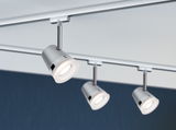 Drei silberne LED-Strahler aus Metall an Schienensystem für moderne Raumbeleuchtung