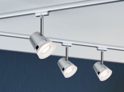 Drei silberne LED-Strahler aus Metall an Schienensystem für moderne Raumbeleuchtung