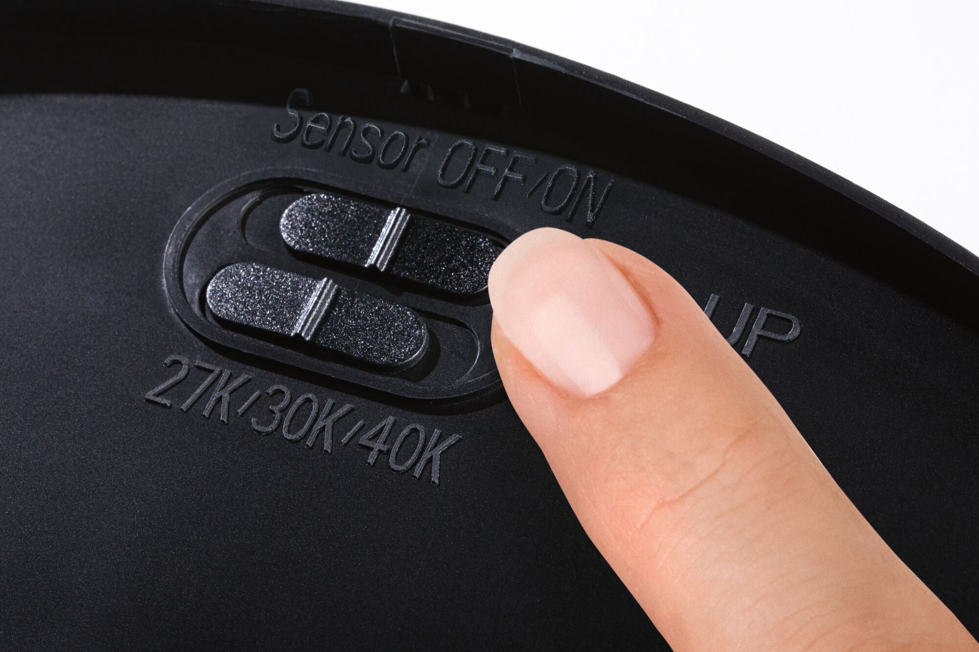 Finger betätigt schwarzen Schalter mit Sensor ON/OFF und Temperaturwahl 27K, 30K, 40K