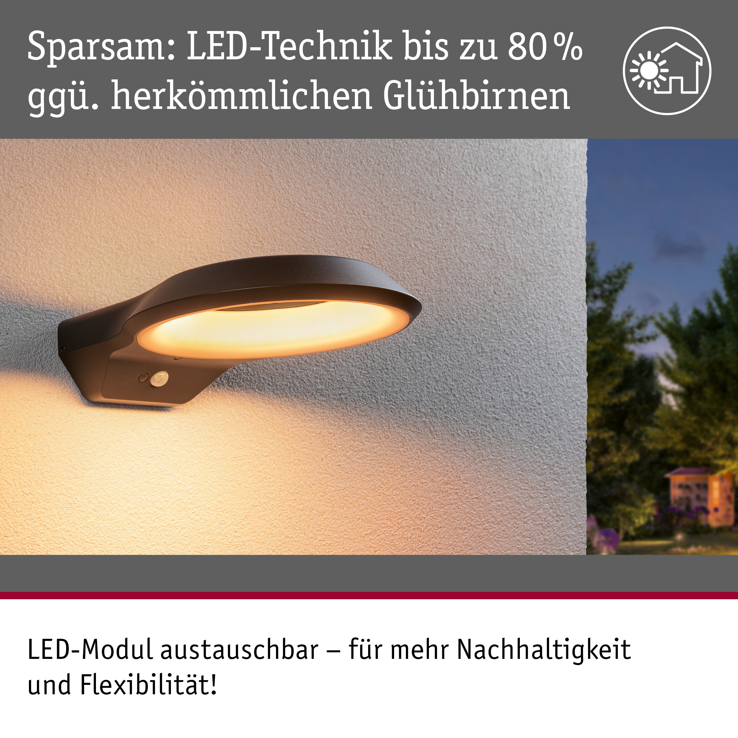 Schwarze LED-Außenwandleuchte mit warmweißem Licht an weißer Wand, energiesparende Beleuchtung