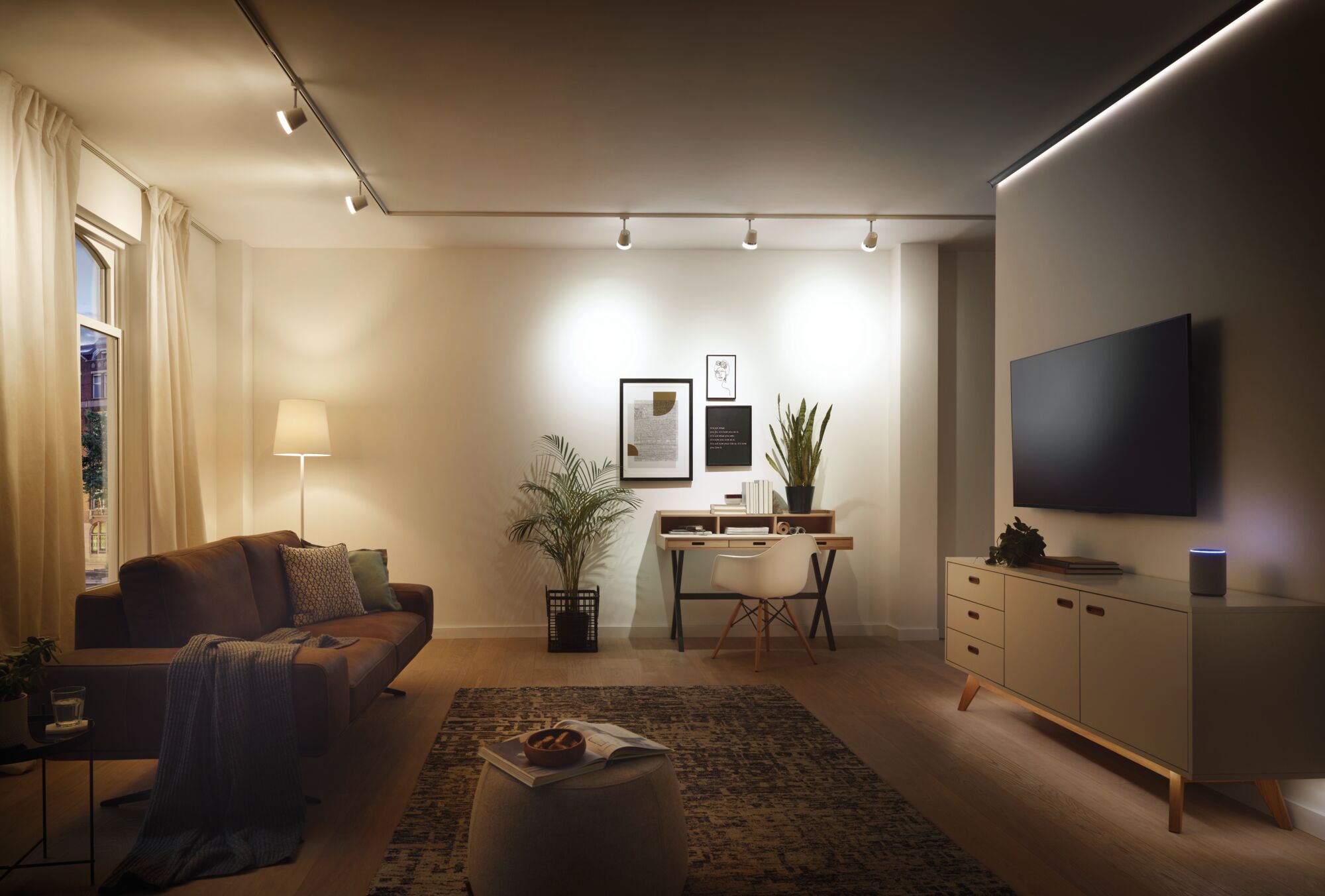 Moderne woonkamer met bruine bank, bureau, planten en LED-plafondspots voor sfeerverlichting