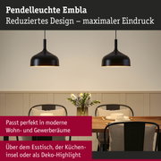 Pendelleuchte Embla aus schwarzem Metall mit reduziertem Design über Esstisch in modernem Raum
