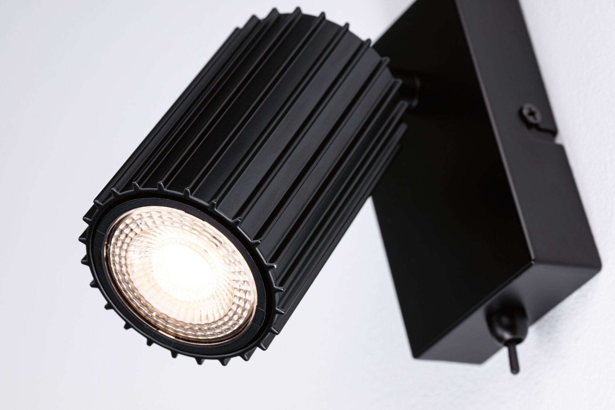 Sort LED-væglampe i aluminium med ribbet hus og varmt hvidt lys til moderne indendørsbelysning