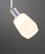 Moderne plafondspot met mat wit glas en zilverkleurige aluminium behuizing voor woonverlichting