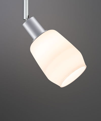 Moderne plafondspot met mat wit glas en zilverkleurige aluminium behuizing voor woonverlichting