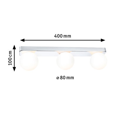 Loftlampe med tre lyskilder, hvide glasglobuser og krommet metal i moderne design