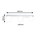 Loftlampe med tre lyskilder, hvide glasglobuser og krommet metal i moderne design
