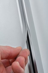 Hand houdt transparante flexibele LED-strip naast zilverkleurig aluminium profiel voor LED-verlichting