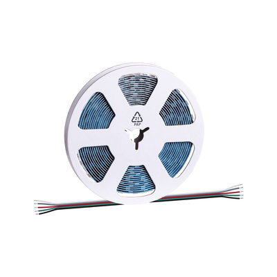 Rol blauwe LED-strip met meerkleurige aansluitdraden voor veelzijdige verlichtingsoplossingen.