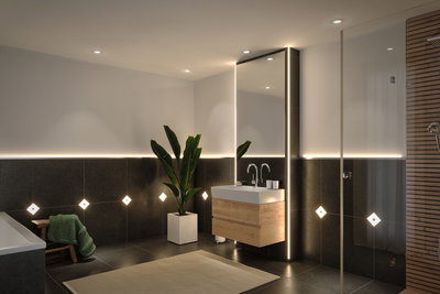Salle de bain moderne avec miroir éclairé LED et éclairage mural indirect blanc chaud.