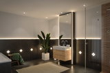 Modernes Badezimmer mit LED-Spiegelleuchte und indirekter Wandbeleuchtung in warmweißem Licht.