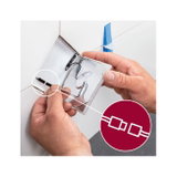 Mains connectant un câble LED avec connecteur dans un support mural blanc pour éclairage LED
