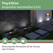 Außenbeleuchtung mit warmweißem Licht an Terrasse und Garten mit moderner Steinwand und Pflanzen