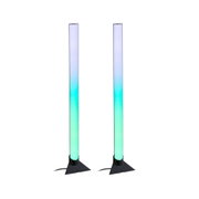 Zwei moderne LED-Lichtstäbe mit Farbverlauf in Blau und Grün auf schwarzer Dreiecksbasis für Ambientebeleuchtung