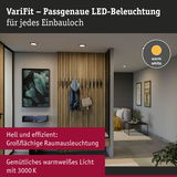 Modernes Wohnzimmer mit warmweißer LED-Deckenbeleuchtung und Holzpaneel im Eingangsbereich