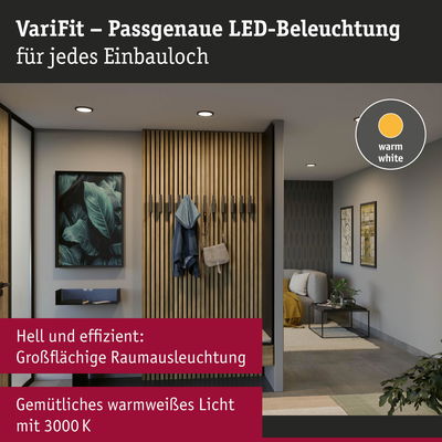 Modernes Wohnzimmer mit warmweißer LED-Deckenbeleuchtung und Holzpaneel im Eingangsbereich