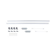 Zwei weiße LED-Leisten mit Montageclips, Steckverbindern und Schrauben für flexible Lichtinstallation