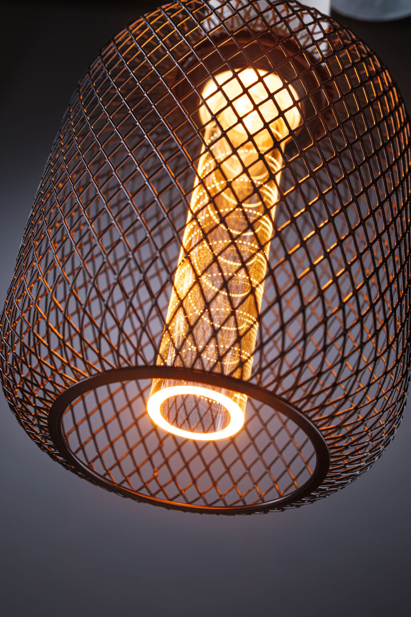 Moderne Hängeleuchte mit schwarzem Metallgitter und warmweißem LED-Licht für stilvolle Raumbeleuchtung