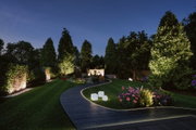 Allée de jardin éclairée avec spots LED encastrés et lampes décoratives de jardin la nuit