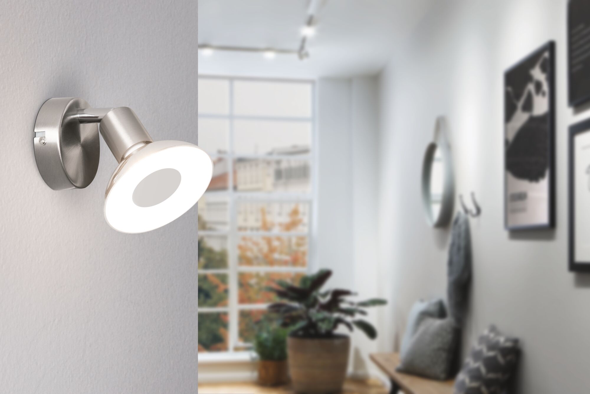 Moderne LED-wandspot van geborsteld zilverkleurig metaal voor sfeerverlichting thuis