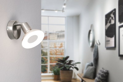 Moderne LED-wandspot van geborsteld zilverkleurig metaal voor sfeerverlichting thuis