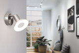 Moderne LED-væglampe i børstet sølvmetal til stilfuld belysning i hjemmet