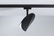Schwarzer LED-Spot aus Metall an Schienensystem für moderne Innenbeleuchtung