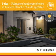 Façade de maison moderne avec éclairage extérieur solaire en lumière blanche chaude et économie d'énergie