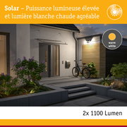 Façade de maison moderne avec éclairage extérieur solaire en lumière blanche chaude et économie d'énergie