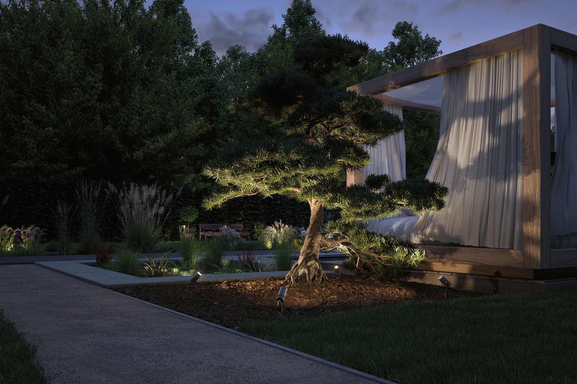 Jardin avec bonsaï éclairé et pavillon en bois moderne avec rideaux blancs au crépuscule