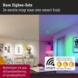 Modern woonkamer met slimme Zigbee LED-verlichting in verschillende kleuren, bedienbaar via app en spraakopdracht