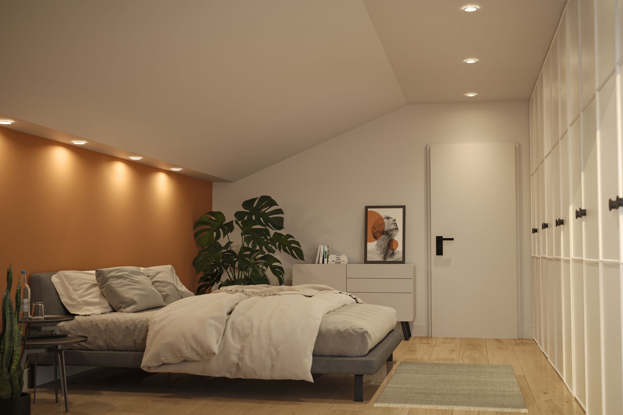 Modernes Schlafzimmer mit warmweißen LED-Einbaustrahlern an weißer Decke und oranger Wand.