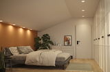 Modernes Schlafzimmer mit warmweißen LED-Einbaustrahlern an weißer Decke und oranger Wand.