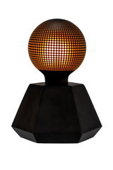 Moderne tafellamp met zwarte geometrische voet en oranje gloeiende metalen bol, decoratieve verlichting.