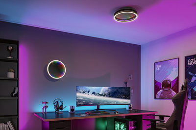 Chambre de jeu moderne avec plafonnier et applique murale LED rondes RGB pour éclairage d'ambiance