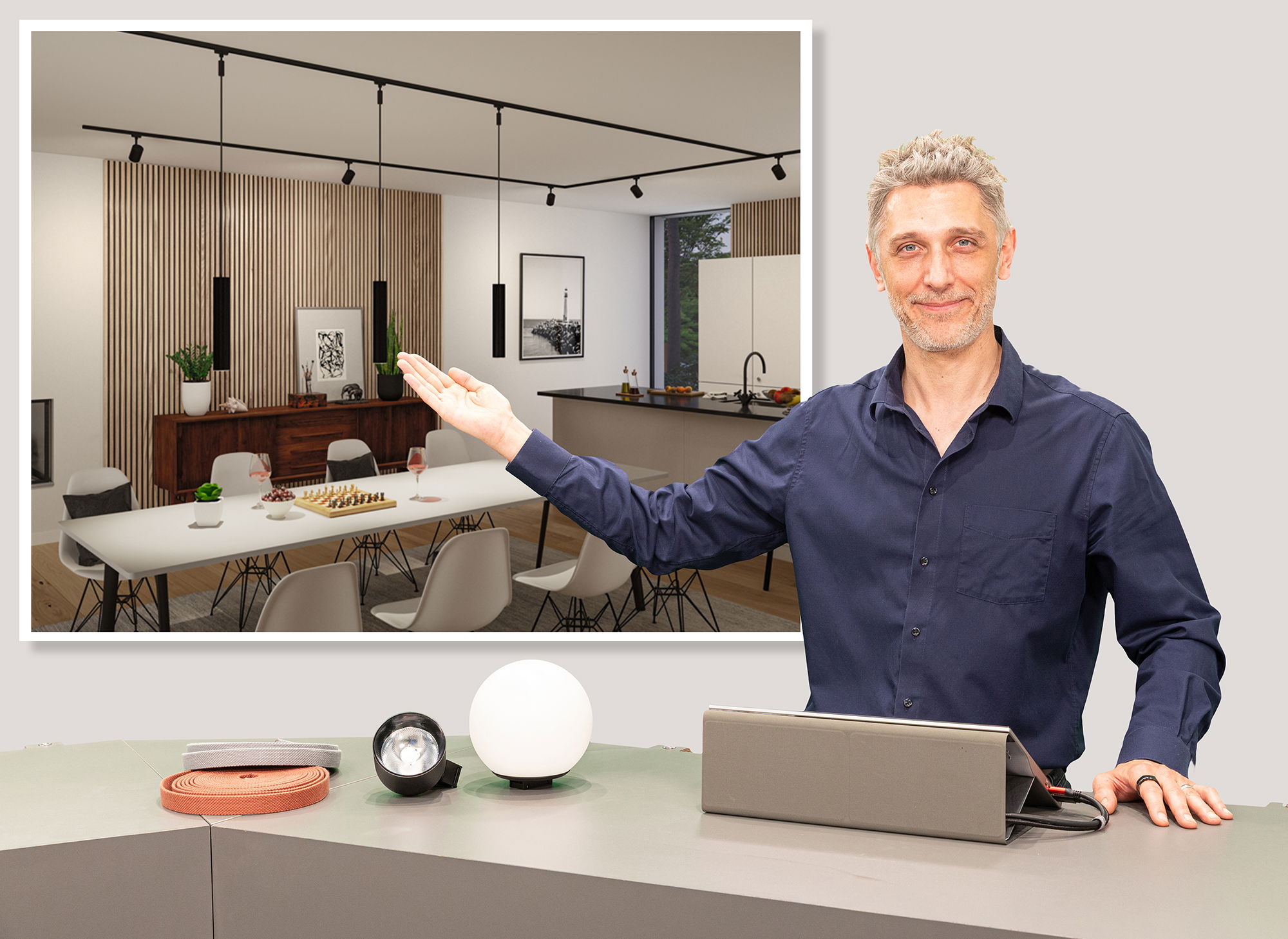 Mann präsentiert moderne Esszimmerbeleuchtung mit schwarzen Pendelleuchten und Holzpaneelen im Hintergrund