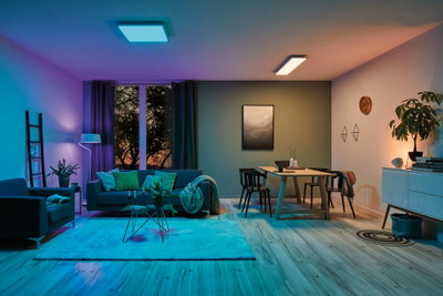 Salon moderne avec plafonniers LED violet et blanc chaud, canapé et table à manger en bois
