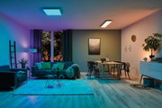 Salon moderne avec plafonniers LED violet et blanc chaud, canapé et table à manger en bois