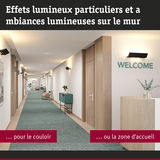 Couloir moderne avec tapis vert, décor bois et appliques murales noires pour une ambiance lumineuse
