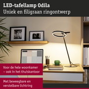 Zwarte LED-tafellamp Odila met ringvormige lichtbron op lichte bureau in thuiskantoor