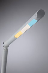 Moderne witte LED-bureaulamp met instelbare kleurtemperatuur voor kantoor en thuis