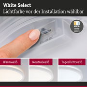 Finger stellt Lichtfarbe bei weißem LED-Deckenleuchte ein mit Warmweiß, Neutralweiß, Tageslichtweiß Optionen