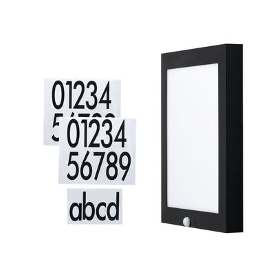 Applique murale LED noire avec détecteur de mouvement et autocollants chiffres et lettres pour numéros.