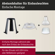 Schwarzer Abstandshalter und weiße Einbaurahmen mit LED-Leuchten für einfache Montage von Einbauleuchten