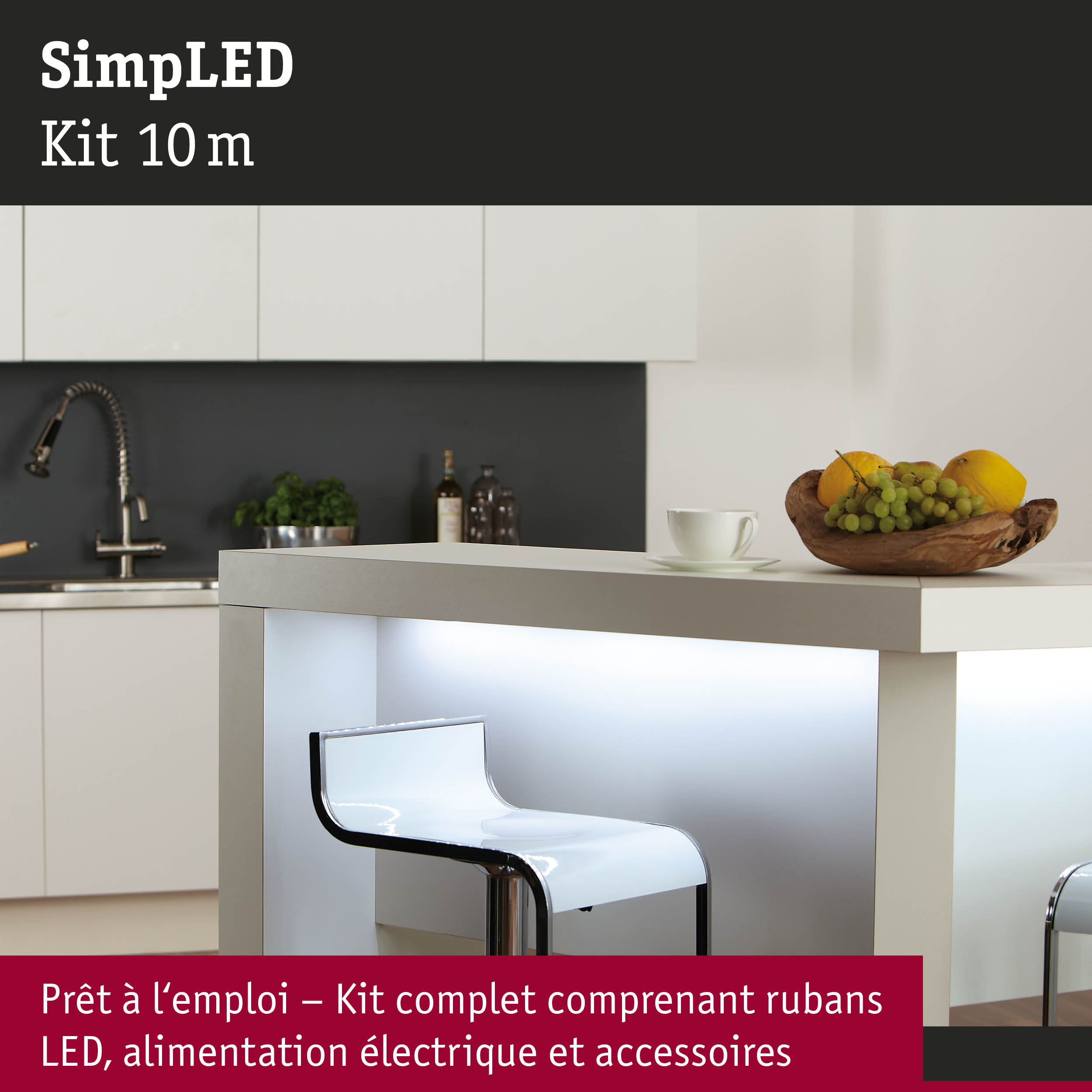 Îlot de cuisine blanc moderne avec comptoir éclairé et tabouret transparent au design minimaliste