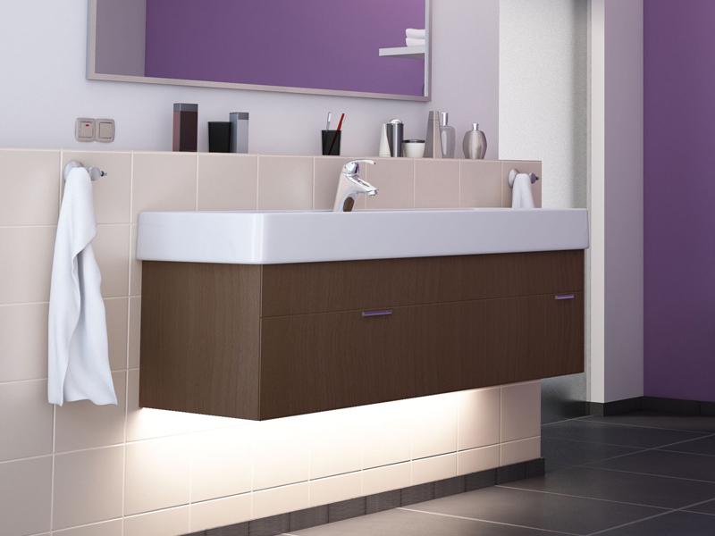 Moderne badkamer met hangend houten wastafelmeubel, witte keramische wasbak, paarse muur en LED-verlichting.