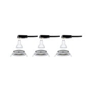 Drei weiße GU10 LED-Leuchtmittel mit schwarzen Steckverbindern und Einbaurahmen für LED-Spots.